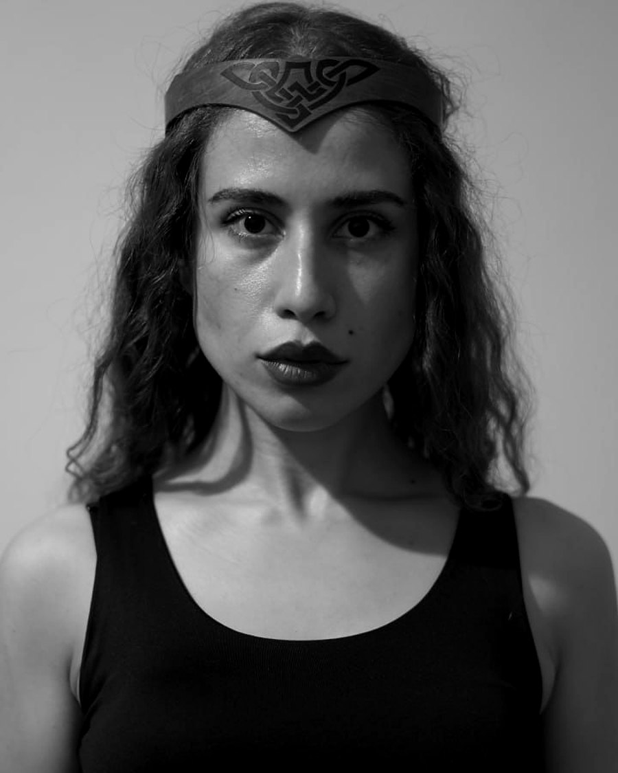 Faeze Qasemi as Gordafarid, black and white